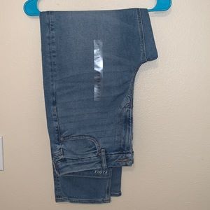 Pantalón Marca American Eagle CURVY MOM JEAN SIN USAR